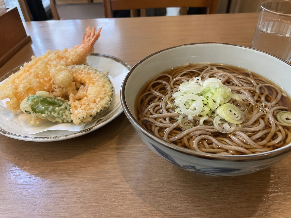 食堂のテーブルに置かれたそばと天ぷら